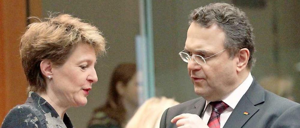 Gespräche über Grenzen: Innenminister Hans-Peter Friedrich im Gespräch mit der Justizministerin der Schweiz, Simonetta Sommaruga.