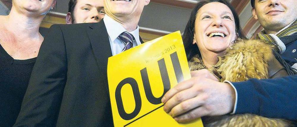 „Der lange Kampf ist vorbei.“ Der Unternehmer Thomas Minder (Bildmitte) hatte die Initiative gestartet. Foto: AFP