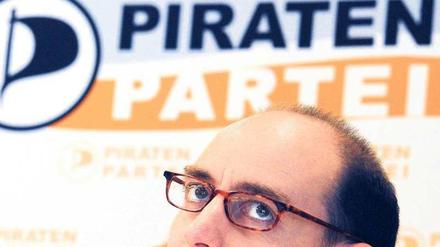 Abschied vom Amt. Der politische Geschäftsführer der Piraten, Johannes Ponader, hat seinen Rücktritt erklärt. Nun muss die Partei bis zum Parteitag im Mai einen Nachfolger finden. Auch zwei Plätze im Vorstand sind vakant.