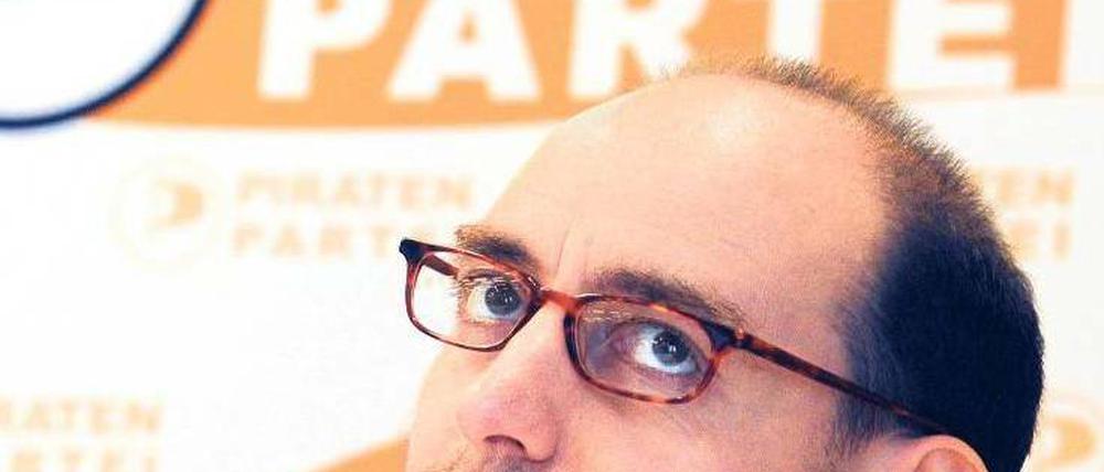 Abschied vom Amt. Der politische Geschäftsführer der Piraten, Johannes Ponader, hat seinen Rücktritt erklärt. Nun muss die Partei bis zum Parteitag im Mai einen Nachfolger finden. Auch zwei Plätze im Vorstand sind vakant.
