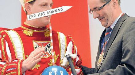 Hat er die wirklich? Matthias Platzeck, neulich beim Karneval.