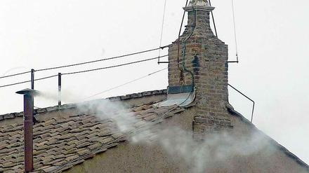 Der weiße Rauch symbolisiert der Weltöffentlichkeit, dass ein neuer Papst gewählt wurde. 