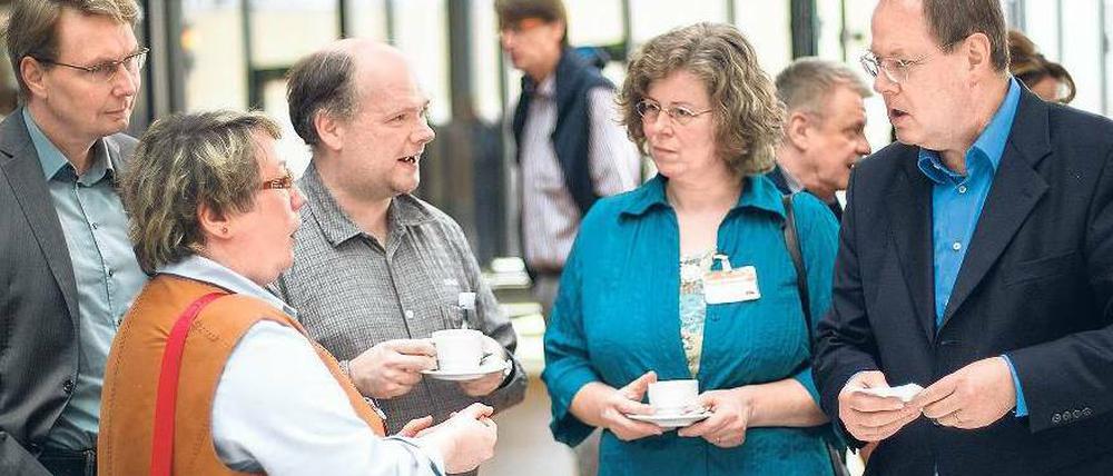 Im Gespräch mit Bürgern. SPD-Kanzlerkandidat Peer Steinbrück am Samstag beim Bürgerkonvent seiner Partei in Berlin. Foto: dpa