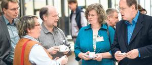 Im Gespräch mit Bürgern. SPD-Kanzlerkandidat Peer Steinbrück am Samstag beim Bürgerkonvent seiner Partei in Berlin. Foto: dpa