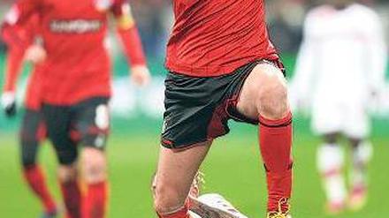 Spring besser. Leverkusen und Philipp Wollscheid (oben) setzen sich ab. Foto: dpa