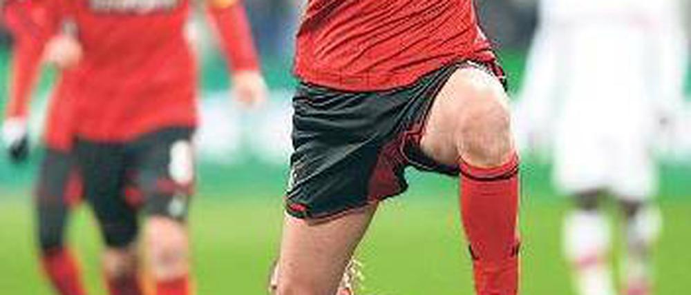Spring besser. Leverkusen und Philipp Wollscheid (oben) setzen sich ab. Foto: dpa
