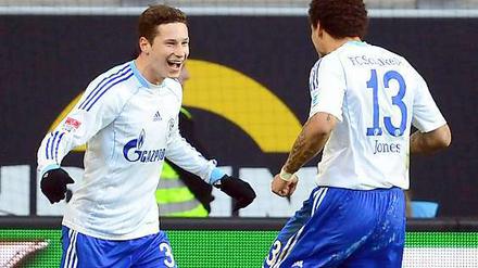 So hat Raúl auch gejubelt. Schalkes Julian Draxler (links) sah sich vor seinen zwei Toren gegen Wolfsburg eine DVD mit den schönsten Toren seines Vorbilds an. 