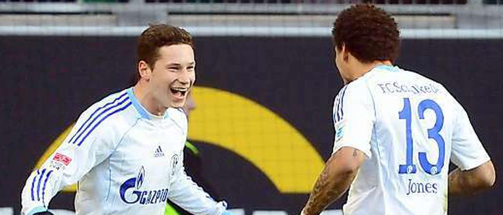 So hat Raúl auch gejubelt. Schalkes Julian Draxler (links) sah sich vor seinen zwei Toren gegen Wolfsburg eine DVD mit den schönsten Toren seines Vorbilds an. 