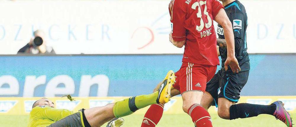 Na, gehst du auch rein? Bayern-Stürmer Mario Gomez (Mitte) schaut seinem Schuss zum 1:0 ins Hoffenheimer Tor hinterher. Foto: dpa