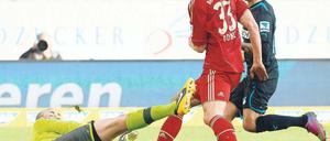Na, gehst du auch rein? Bayern-Stürmer Mario Gomez (Mitte) schaut seinem Schuss zum 1:0 ins Hoffenheimer Tor hinterher. Foto: dpa