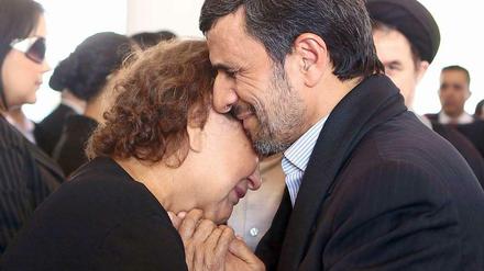 Gerüchte und Verschwörungstheorien um Irans Präsidenten Ahmadinedschad: Hat er die Mutter des gestorbenen Chavez "unsittlich" berührt?