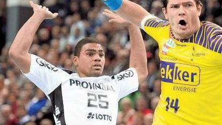 Evgeni Pevnov, 24, wurde in Taschkent geboren und spielt seit 2011 für die Füchse. Im Sommer verlässt der Kreisläufer, der bislang vier Länderspiele für Deutschland absolviert hat, den Bundesligisten. Noch ist aber nicht klar, wohin Pevnov wechselt. 
