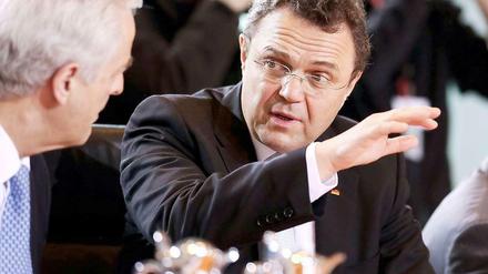 Bundesinnenminister Hans-Peter Friedrich (CSU) fordert mehr Datenschutz von sozialen Netzwerken.