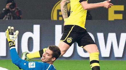 Immer wieder Reus. Der Dortmunder erzielt seinen zweiten von drei Treffern. Foto: dpa