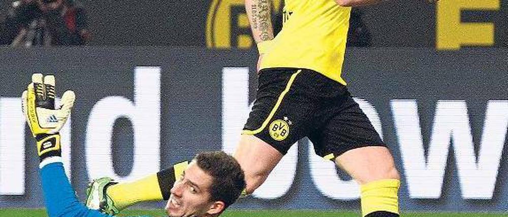 Immer wieder Reus. Der Dortmunder erzielt seinen zweiten von drei Treffern. Foto: dpa