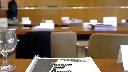 Anscheinend plant Kanzlerin Merkel einen Antrag auf ein NPD-Verbotsverfahren.