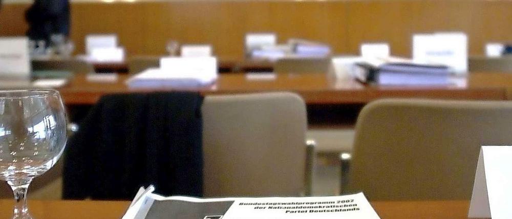 Anscheinend plant Kanzlerin Merkel einen Antrag auf ein NPD-Verbotsverfahren.