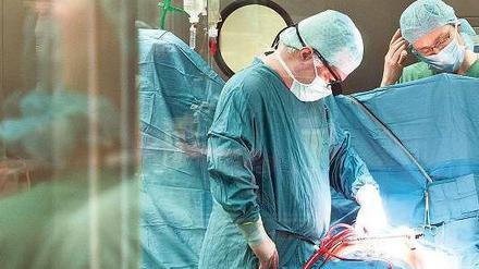 Risiko Krankenhaus. Immer wieder stecken sich Patienten mit Klinik-Keimen an. Foto: dpa