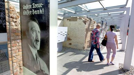 Besucher in der "Topografie des Terrors" in Berlin: Schreckensorte aus zwei Diktaturen