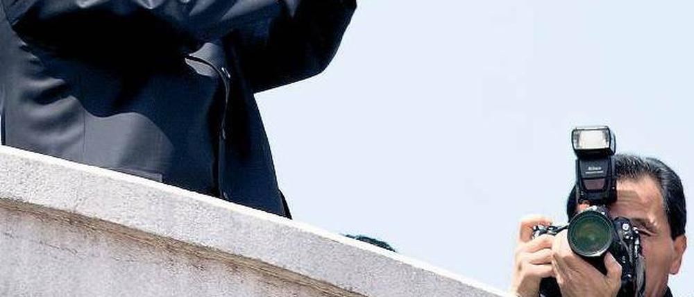 Führer einer Industrienation. Der nordkoreanische Machthaber Kim Jong Un applaudiert im April 2012 bei einer Parade seinen Soldaten.Foto: AFP