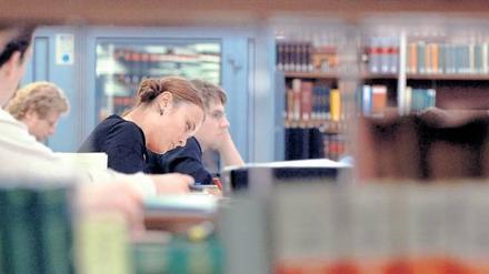 Unter Aufsicht. Vor allem in den Geisteswissenschaften hat sich die Promotionspraxis verändert. Die Zufriedenheit von Doktoranden hängt aber nicht von standardisierter Betreuung ab, sondern von der Beziehung zum Professor.