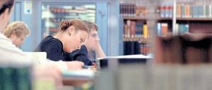 Unter Aufsicht. Vor allem in den Geisteswissenschaften hat sich die Promotionspraxis verändert. Die Zufriedenheit von Doktoranden hängt aber nicht von standardisierter Betreuung ab, sondern von der Beziehung zum Professor.