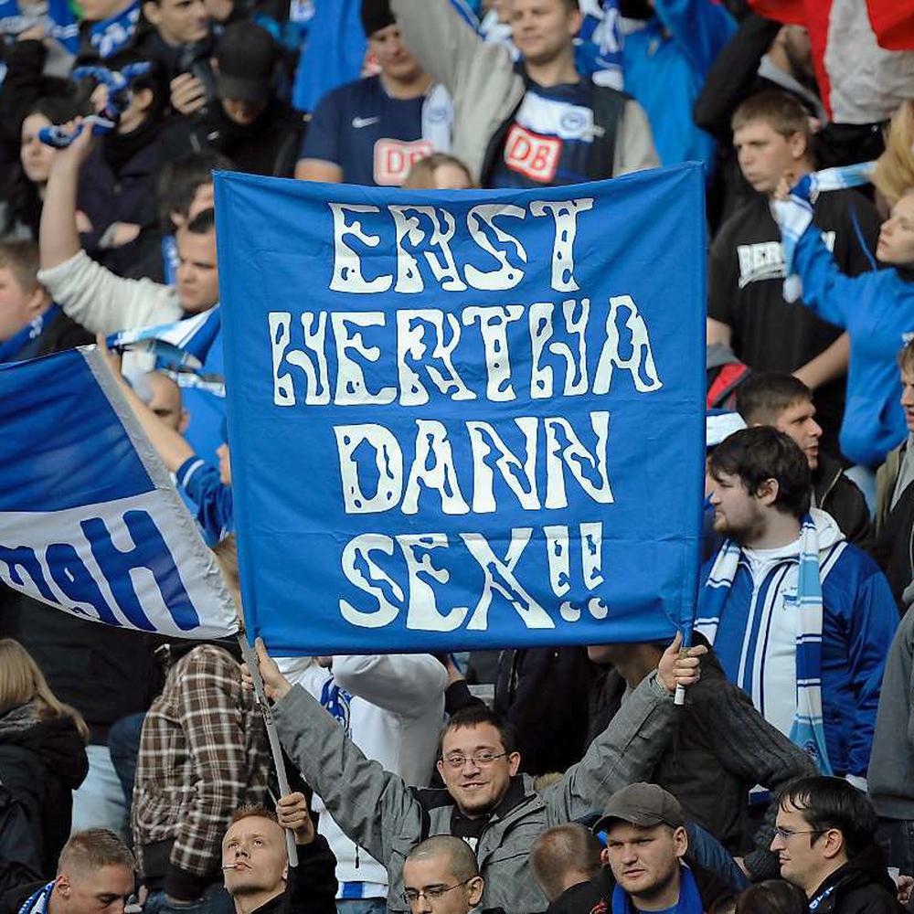 U qizlarning oldida jilmayib yuradi