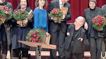Siegerehrung. Thomas Quasthoff (2.v.r.), eingerahmt von Gewinner Manuel Walser und Brigitte Fassbaender.