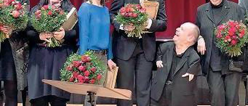 Siegerehrung. Thomas Quasthoff (2.v.r.), eingerahmt von Gewinner Manuel Walser und Brigitte Fassbaender.