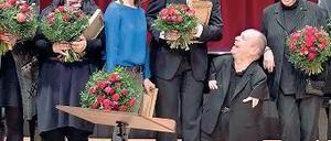 Siegerehrung. Thomas Quasthoff (2.v.r.), eingerahmt von Gewinner Manuel Walser und Brigitte Fassbaender.