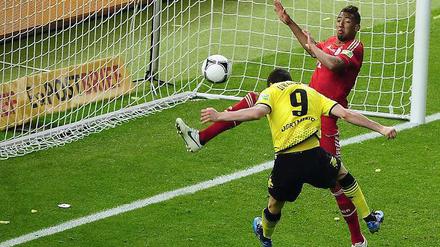 Und drin. Robert Lewandowski bei einem seiner drei Treffer gegen die Bayern im Pokalfinale 2012. Gut möglich, dass der polnische Stürmer bald die Trikots tauscht und für die Bayern aufläuft.