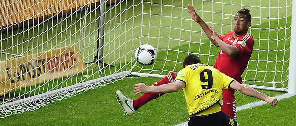 Und drin. Robert Lewandowski bei einem seiner drei Treffer gegen die Bayern im Pokalfinale 2012. Gut möglich, dass der polnische Stürmer bald die Trikots tauscht und für die Bayern aufläuft.
