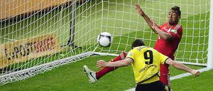 Und drin. Robert Lewandowski bei einem seiner drei Treffer gegen die Bayern im Pokalfinale 2012. Gut möglich, dass der polnische Stürmer bald die Trikots tauscht und für die Bayern aufläuft.