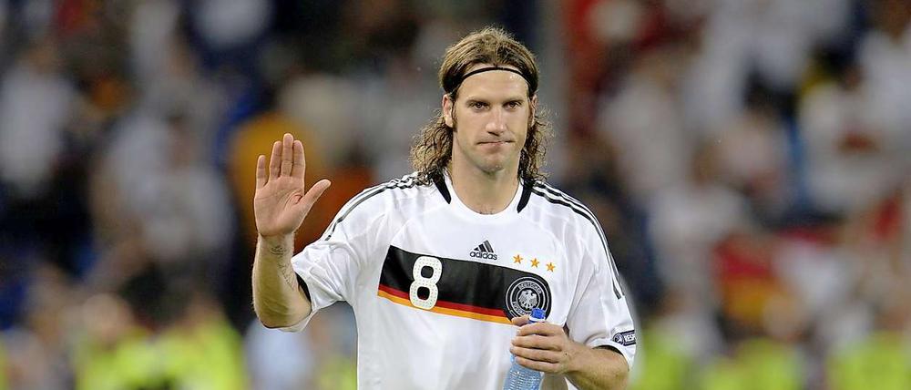 Servus! Frings spielte zwischen 2001 und 2009 77 Mal für Deutschland und stand mit der Nationalmannschaft im WM-Endspiel 2002 und im EM-Finale 2008. 