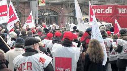 Warnstreik vor dem DGB am Hackeschen Markt in Berlin-Mitte.