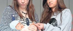 Puppe statt Kind. Maria Harke und Emily Candelario üben sich im Babysitterkurs des DRK. Foto: Björn Kietzmann