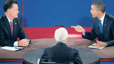 Die klassische Anordnung. US-Präsident Barack Obama (re.) diskutiert mit dem republikanischen Kandidaten Mitt Romney vor der Wahl im November 2012. Foto: AFP