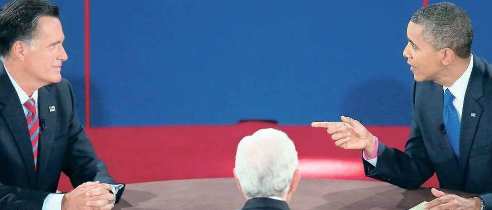 Die klassische Anordnung. US-Präsident Barack Obama (re.) diskutiert mit dem republikanischen Kandidaten Mitt Romney vor der Wahl im November 2012. Foto: AFP