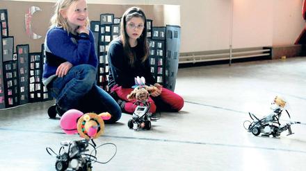 Die tanzenden Roboter der Schülerinnen von der Maria-Montessori-Grundschule in Tempelhof sind selbst gebastelt.