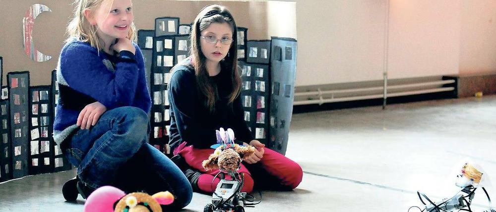 Die tanzenden Roboter der Schülerinnen von der Maria-Montessori-Grundschule in Tempelhof sind selbst gebastelt.