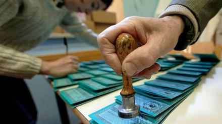 Vor der Entscheidung. In einem Wahlbüro in Rom werden die Stimmzettel vorbereitet. Die Italiener konnten am Sonntag und Montag abstimmen.
