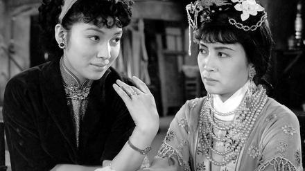 Cao Yindi (l.) und Xie Fang in „Two Stage Sisters“ von Xie Jin (1964)
