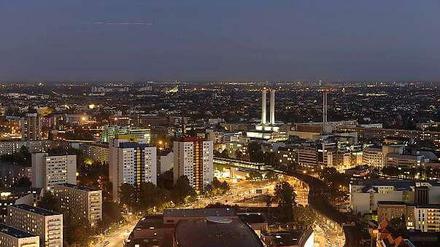 Berlin, die Stadt, die nie (ganz) schläft: Bis zu 2200 Megawatt braucht die Stadt am Tag, in der Nacht noch 1000. Hier ist der Blick auf das Heizkraftwerk Mitte.