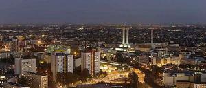 Berlin, die Stadt, die nie (ganz) schläft: Bis zu 2200 Megawatt braucht die Stadt am Tag, in der Nacht noch 1000. Hier ist der Blick auf das Heizkraftwerk Mitte.