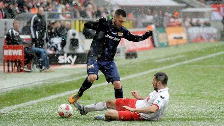 Kein Durchkommen im Schnee: Unions Außenverteidiger Marc Pfertzel (l.) wird vom Kölner Dominic Maroh (r.) vom Ball getrennt. 