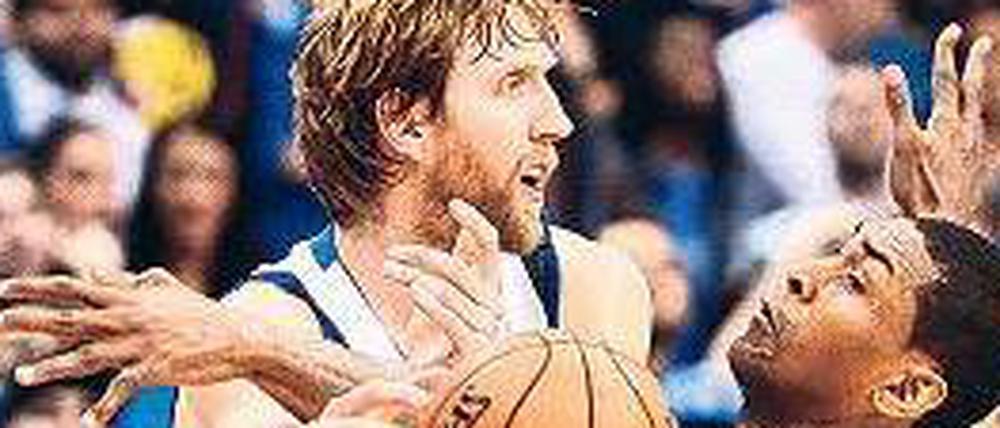 Schmerzhafte Begegnung. Metta World Peace (rechts) von den Los Angeles Lakers schlägt Dirk Nowitzki mit einem Foul den Ball aus der Hand. 
