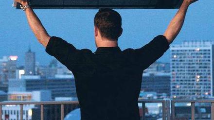 Quotenfernsehen? Brauch’ ich nicht. Der geläuterte TV-Produzent Rainer (Moritz Bleibtreu) schmeißt im Kinofilm „Free Rainer“ seinen Bildschirm aus dem Fenster. Foto: Cinetext