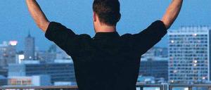 Quotenfernsehen? Brauch’ ich nicht. Der geläuterte TV-Produzent Rainer (Moritz Bleibtreu) schmeißt im Kinofilm „Free Rainer“ seinen Bildschirm aus dem Fenster. Foto: Cinetext