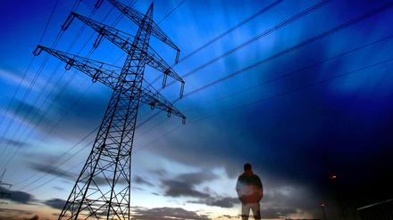 Wenn die Netzfrequenz nicht stimmt, fahren Kraftwerke automatisch herunter - dann fließt kein Strom mehr.