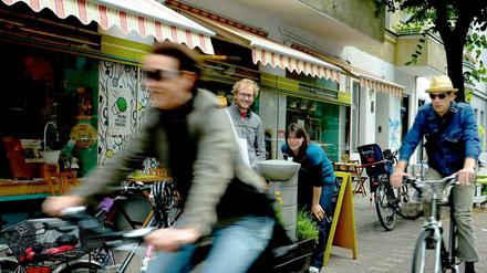 Engpass. Hochbord-Radwege auf Gehwegen fühlen sich gerade für wenig routinierte Radler relativ sicher an. Doch auf ihnen passiert besonders viel. 